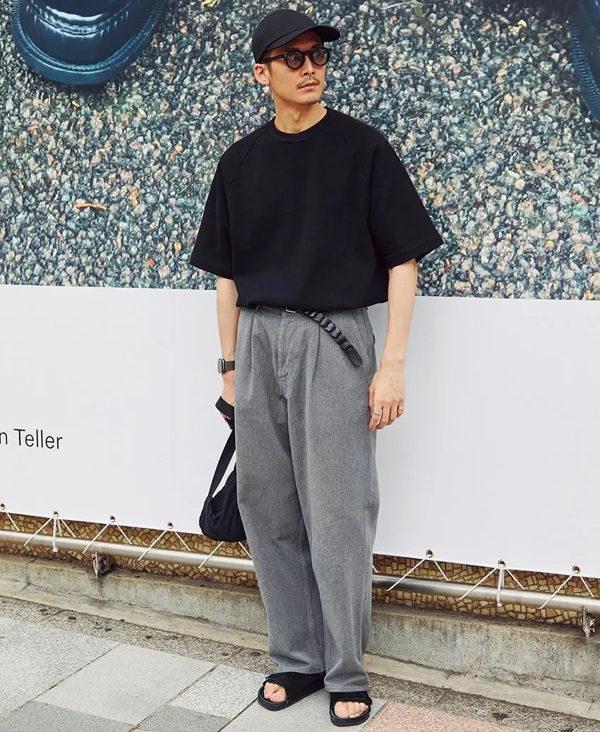 「Tシャツ1枚でキマる」ポイントを街角で調査！スラックスで品良く、グラフィックTの選び方etc. - 4枚目の画像