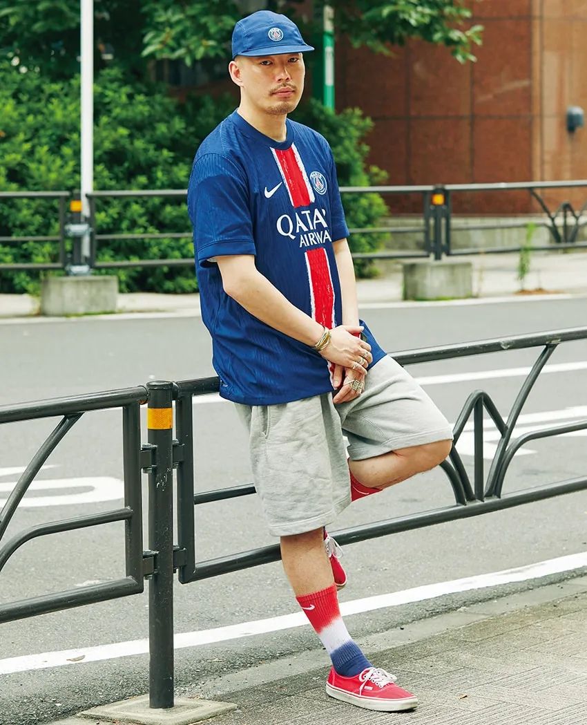 キャップは浅めに被る、アクセントは首かけポーチetc. スナップで発覚した小物使いの新常識 - 1枚目の画像