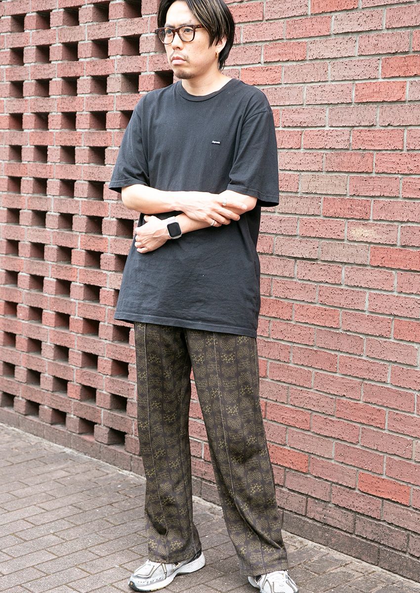 残暑を乗り切る5人の黒Tシャツコーデ。ユニクロ、シュプリーム……愛用ブランドをスナップで - 9枚目の画像