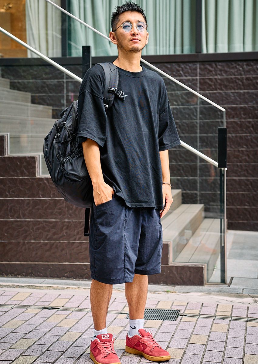 残暑を乗り切る5人の黒Tシャツコーデ。ユニクロ、シュプリーム……愛用ブランドをスナップで - 4枚目の画像