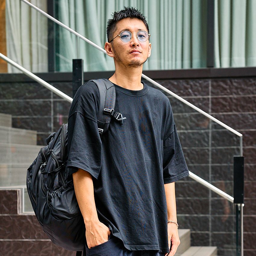 残暑を乗り切る5人の黒Tシャツコーデ。ユニクロ、シュプリーム……愛用ブランドをスナップで - 5枚目の画像