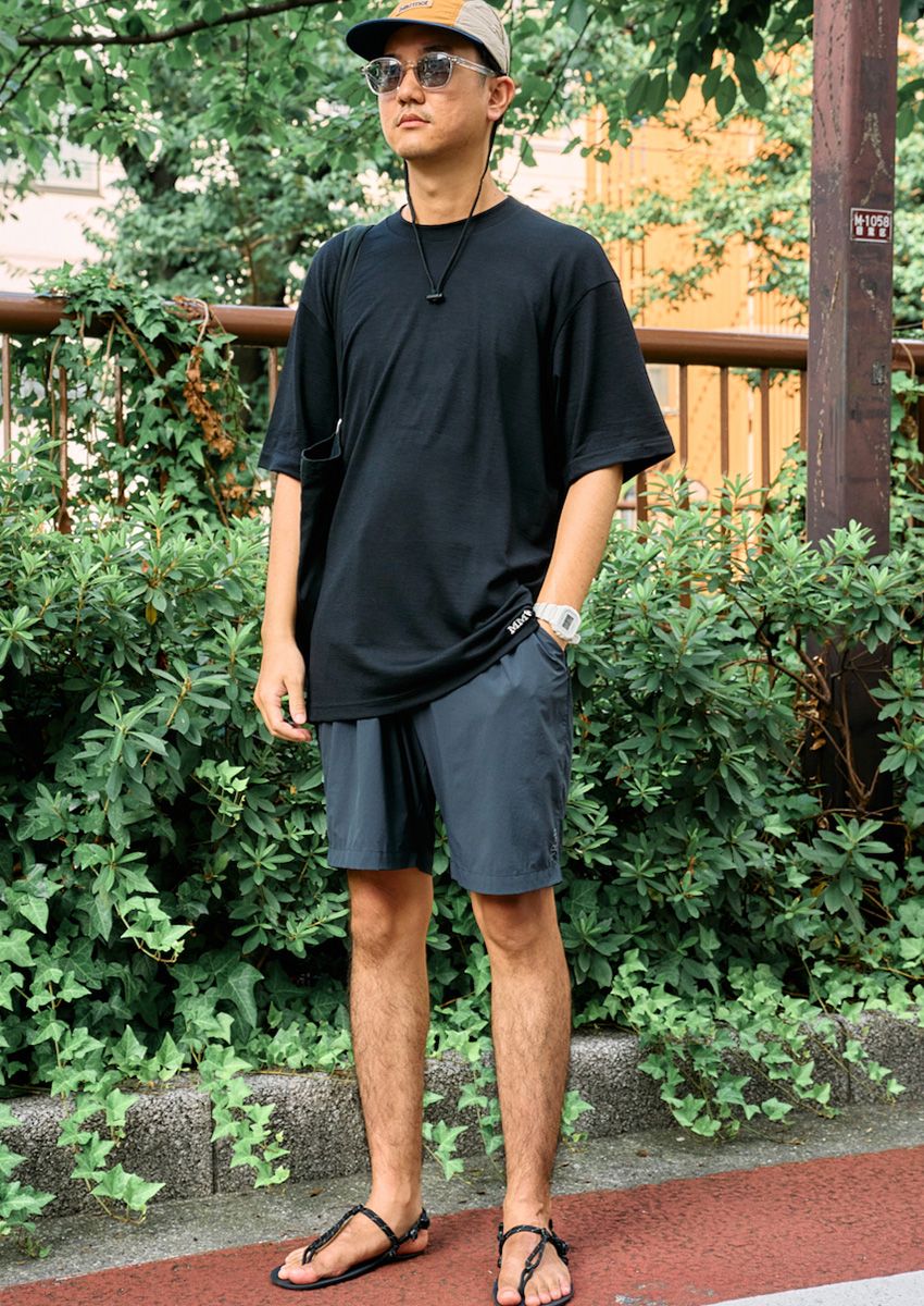 残暑を乗り切る5人の黒Tシャツコーデ。ユニクロ、シュプリーム……愛用ブランドをスナップで - 8枚目の画像