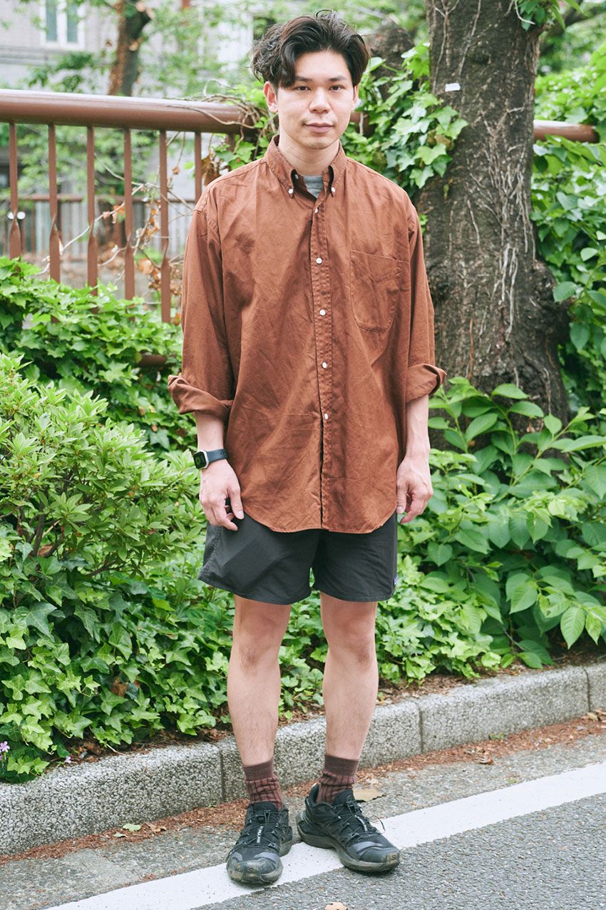 「長袖シャツ+ショーツ」の晩夏コーデを3人のスナップで。勝利の法則は“大きめシャツを袖捲りで” - 9枚目の画像