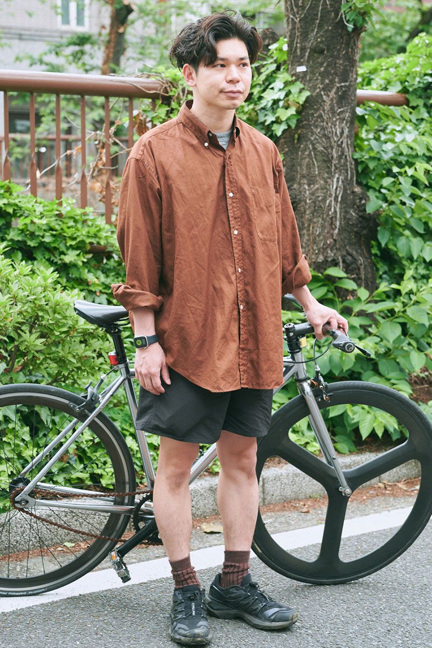 「長袖シャツ+ショーツ」の晩夏コーデを3人のスナップで。勝利の法則は“大きめシャツを袖捲りで” - 5枚目の画像