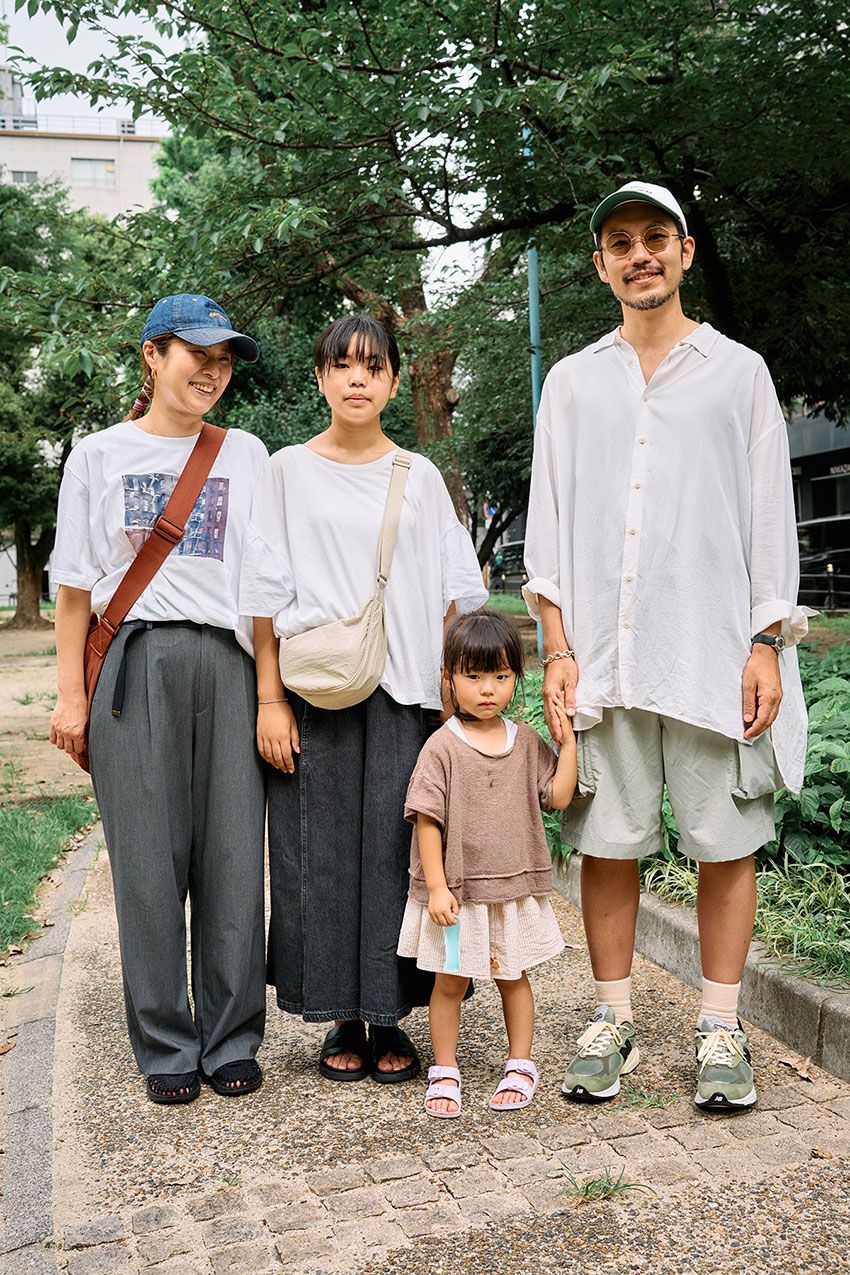 「長袖シャツ+ショーツ」の晩夏コーデを3人のスナップで。勝利の法則は“大きめシャツを袖捲りで” - 3枚目の画像