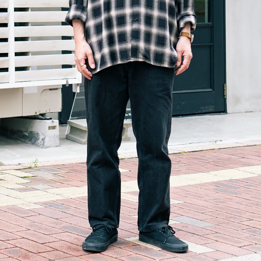 街行く30、40代の“リーバイスナップ”。501、ブラック……“秋デニム”を4人のコーデ例で - 13枚目の画像
