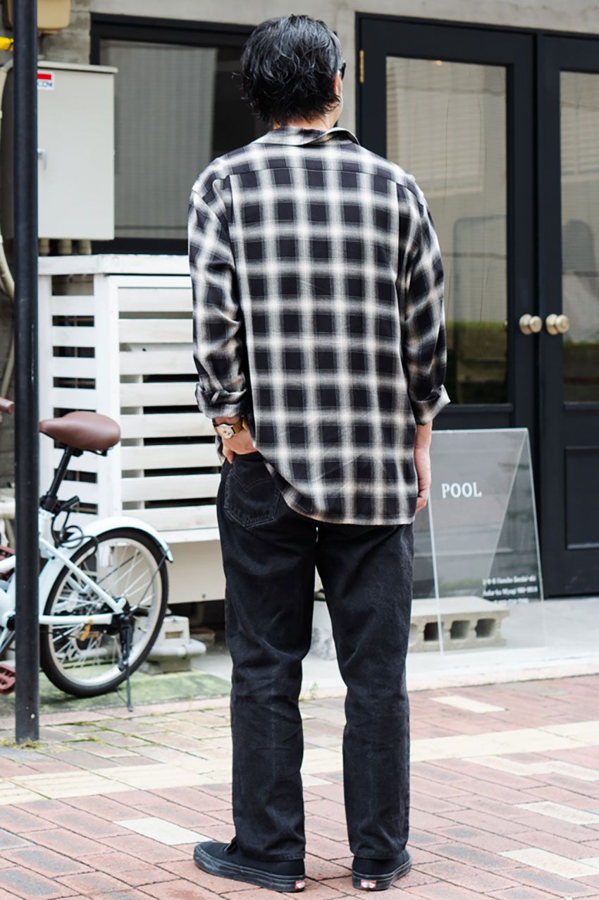 街行く30、40代の“リーバイスナップ”。501、ブラック……“秋デニム”を4人のコーデ例で - 8枚目の画像