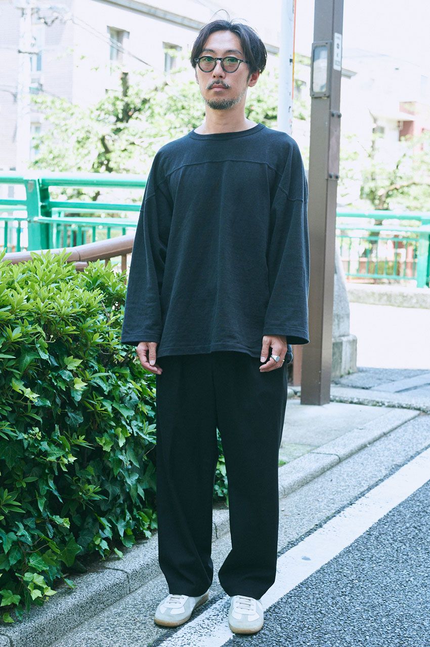 そろそろ出番の「ロンT」コーデ3選。ボーダー、無地……三者三様の着こなしをスナップで - 3枚目の画像