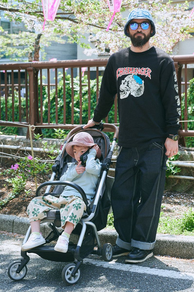 Tシャツ、デニム、帽子=すべてチャレンジャー シューズ=レッドウィング 眼鏡=オークリー 腕時計=カシオ バングル=ローイング リング=カルティエ