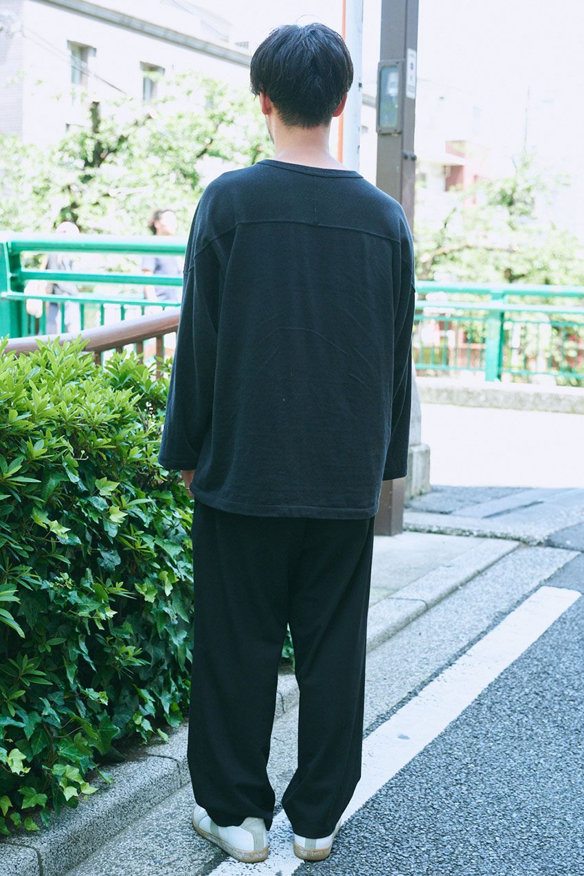 そろそろ出番の「ロンT」コーデ3選。ボーダー、無地……三者三様の着こなしをスナップで - 4枚目の画像