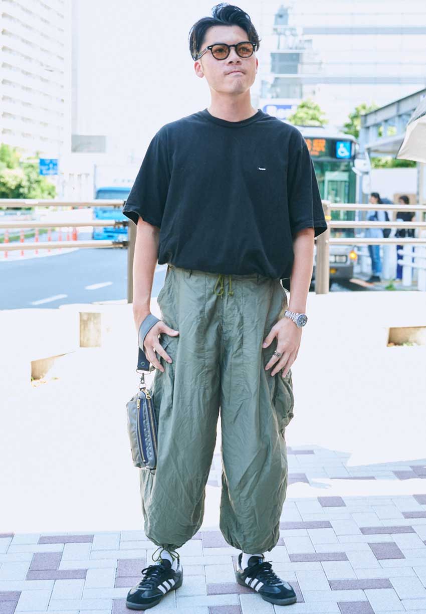 アディダス“レトロスニーカー”の大人コーデ3選！合わせたパンツはカーゴ、フレア…… - 2枚目の画像