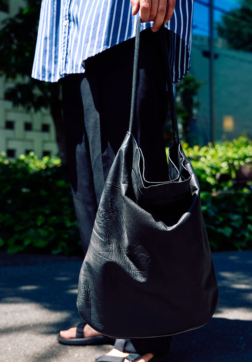 【気温25度の日に】ストライプシャツが似合う3人をスナップで。秋は袖捲り&タックアウトが好印象 - 5枚目の画像