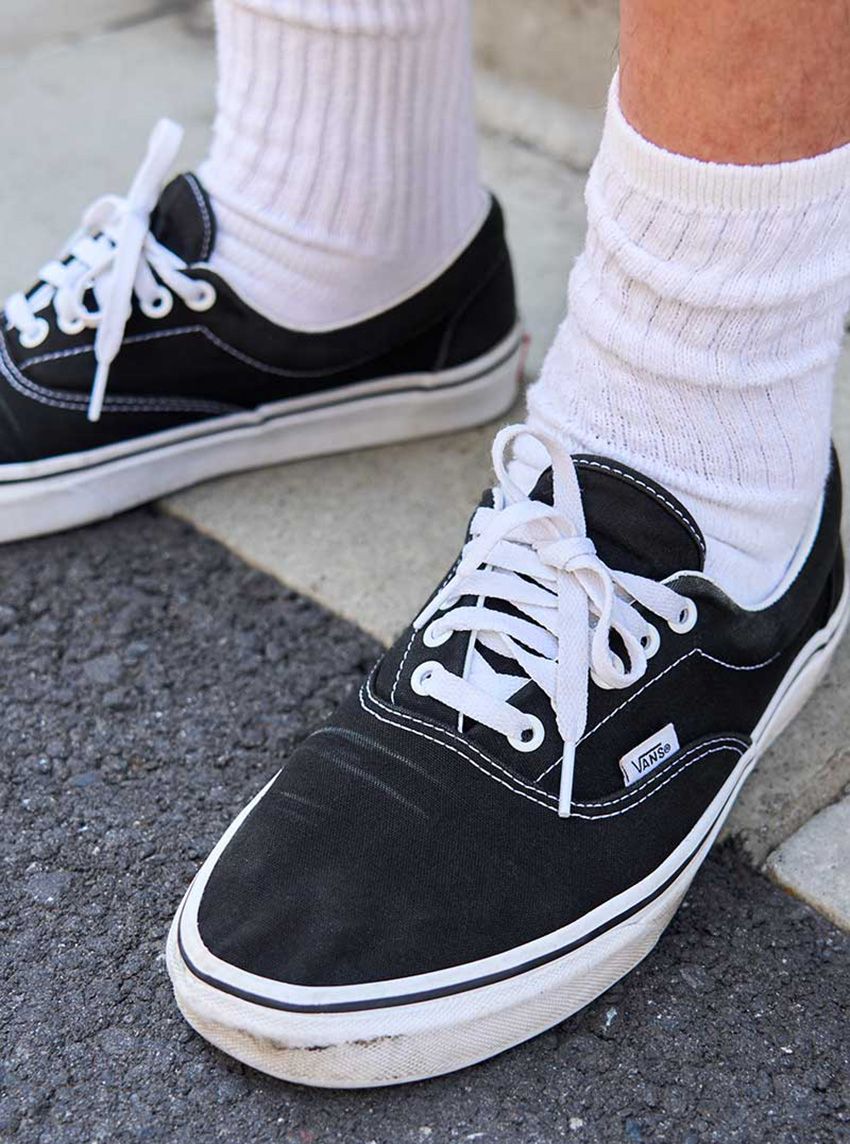 【気温25度の日に】ストライプシャツが似合う3人をスナップで。秋は袖捲り&タックアウトが好印象 - 2枚目の画像