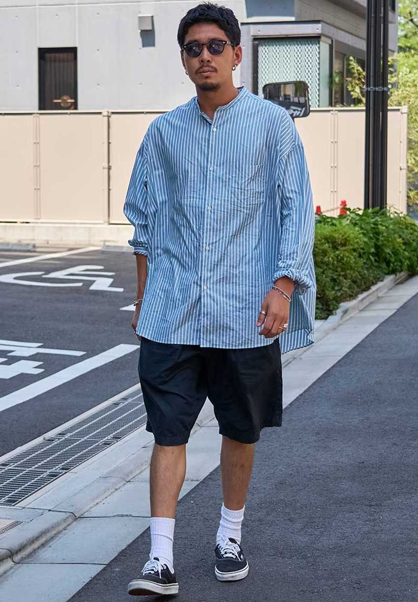 【気温25度の日に】ストライプシャツが似合う3人をスナップで。秋は袖捲り&タックアウトが好印象 - 1枚目の画像