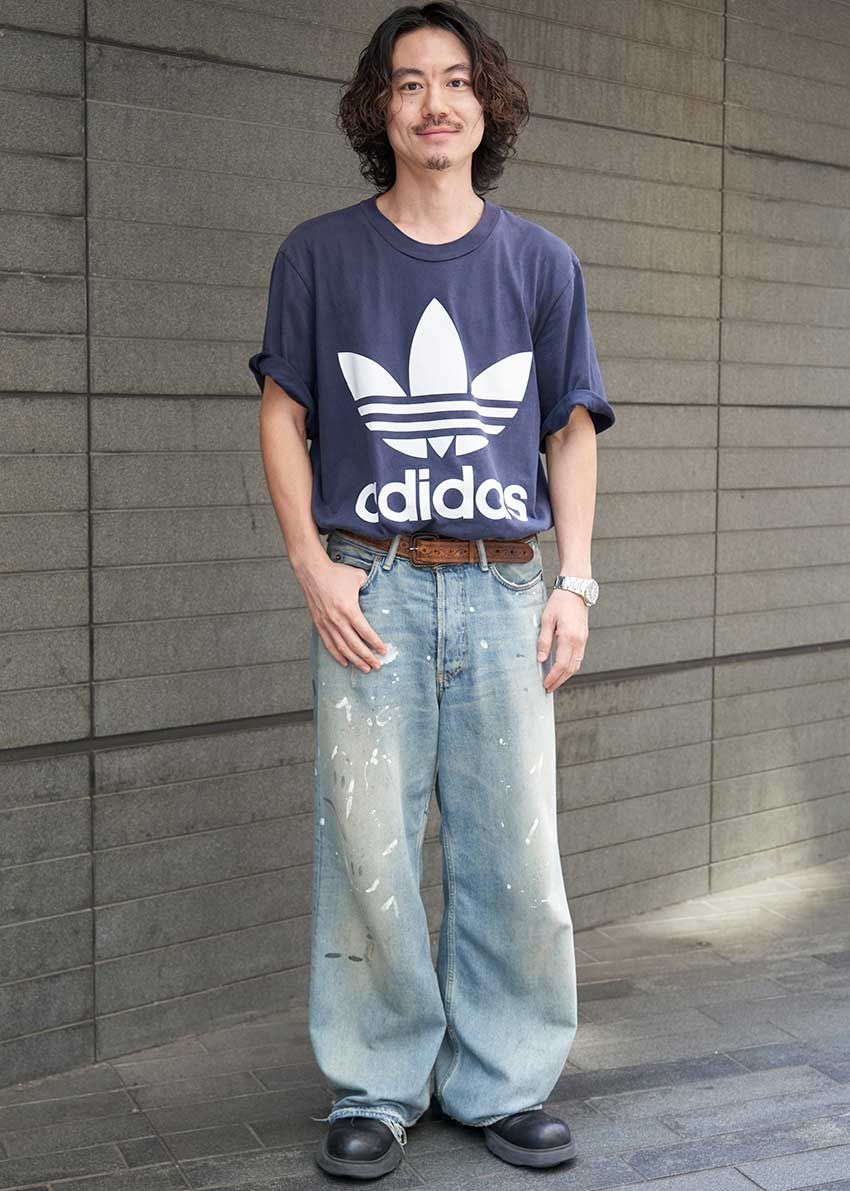 街角のデニムトレンド「アイスブルー×ワイドシルエット」を体現した3名の好サンプル - 4枚目の画像