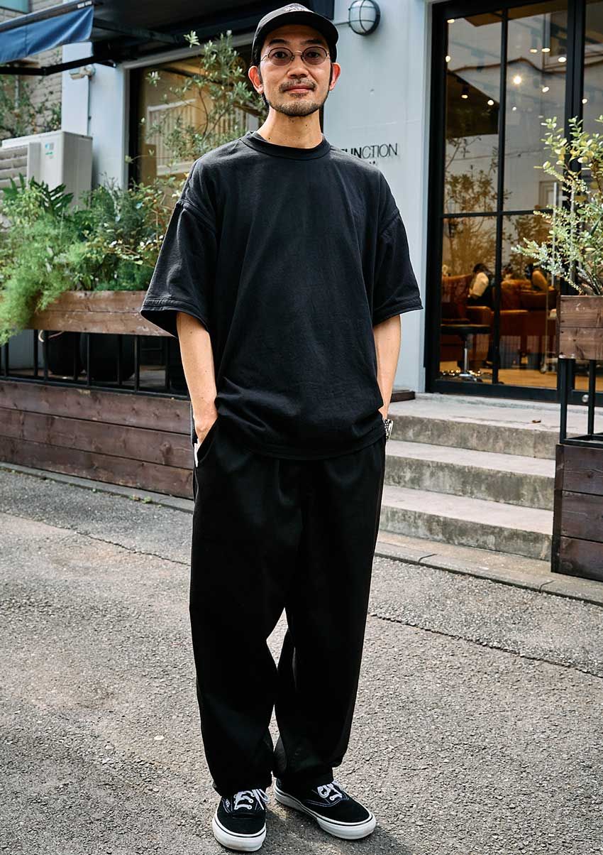 キャップは絶対“黒派”な3人のスナップ。モノトーン、デニム合わせ……大人の被り方を紹介 - 4枚目の画像