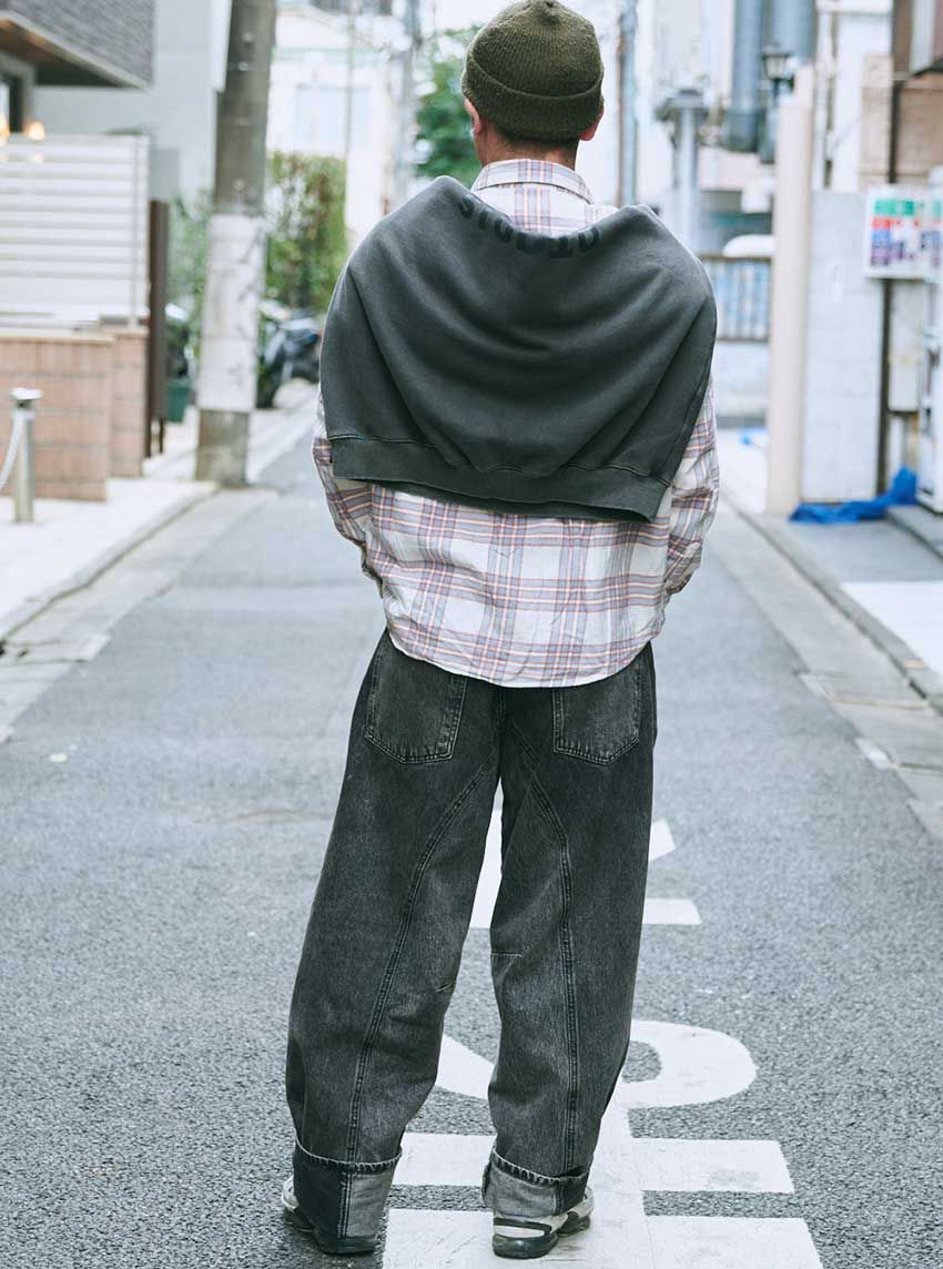 人気沸騰中のブラックデニム。リーバイス、グラフペーパー…こなれ感漂う3人のスナップ集 - 4枚目の画像