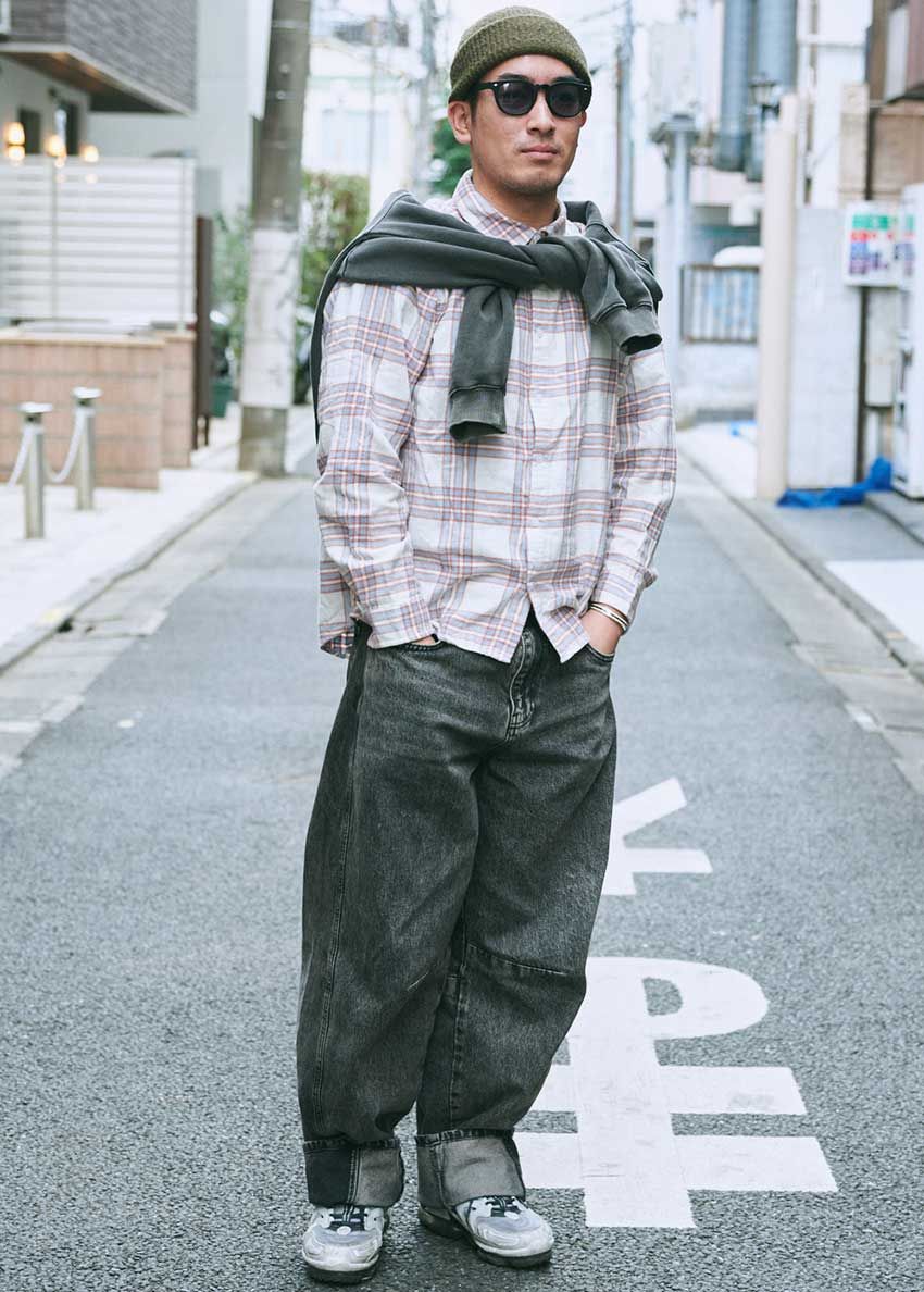 人気沸騰中のブラックデニム。リーバイス、グラフペーパー…こなれ感漂う3人のスナップ集 - 3枚目の画像