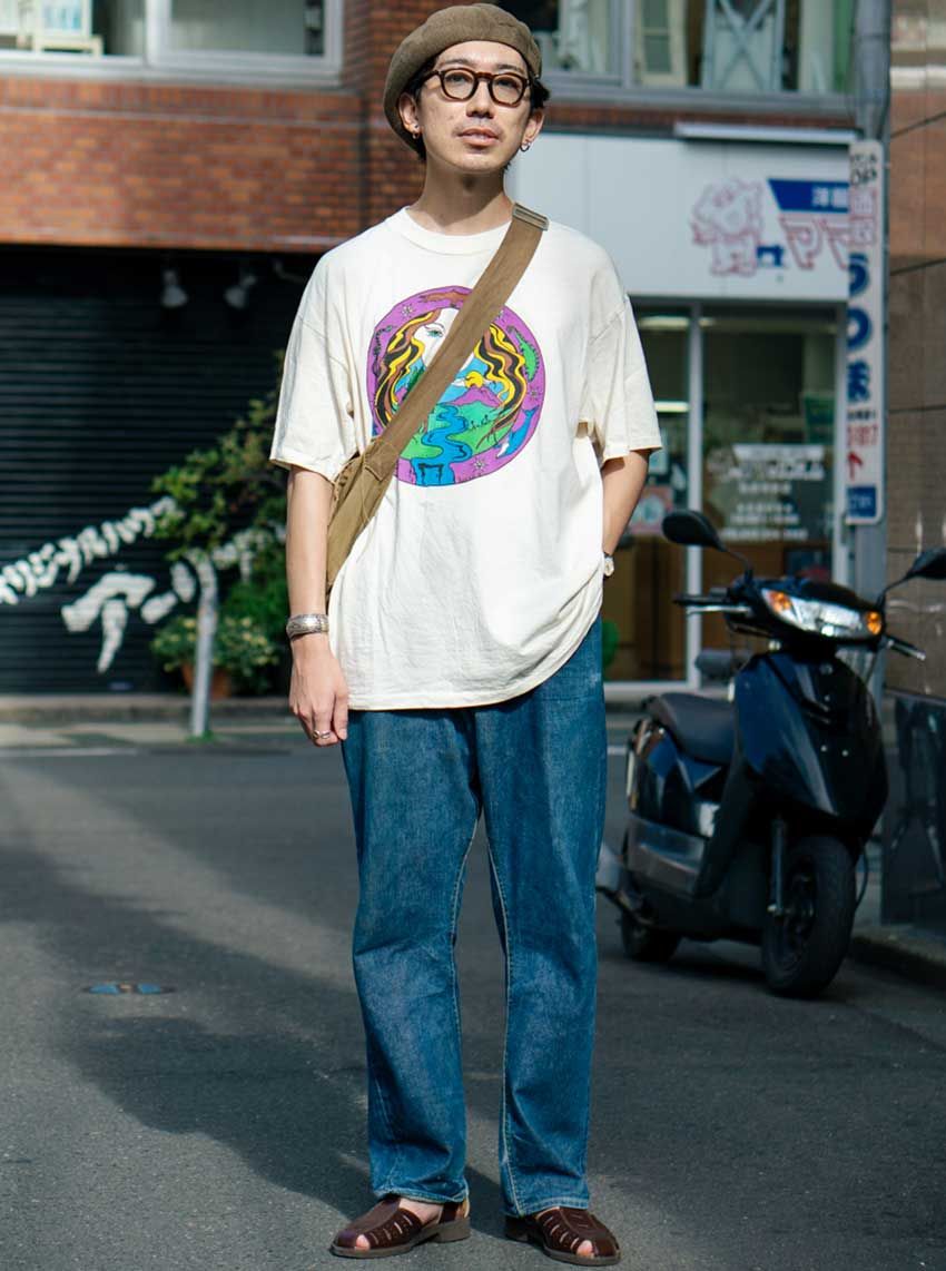 Tシャツ=古着 デニム=リー シューズ=チェコ軍 帽子=ハンティズム 眼鏡=ギュパール バッグ=古着 腕時計=グランドセイコー バングル=ナバホ