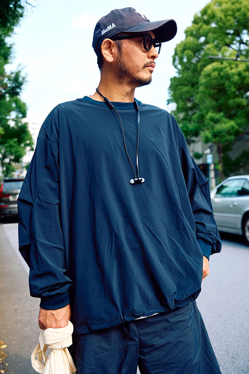 晩夏のテッパンコーデ「ロンT×ショーツ」。ビシッとキメた街角の3スタイル - 4枚目の画像