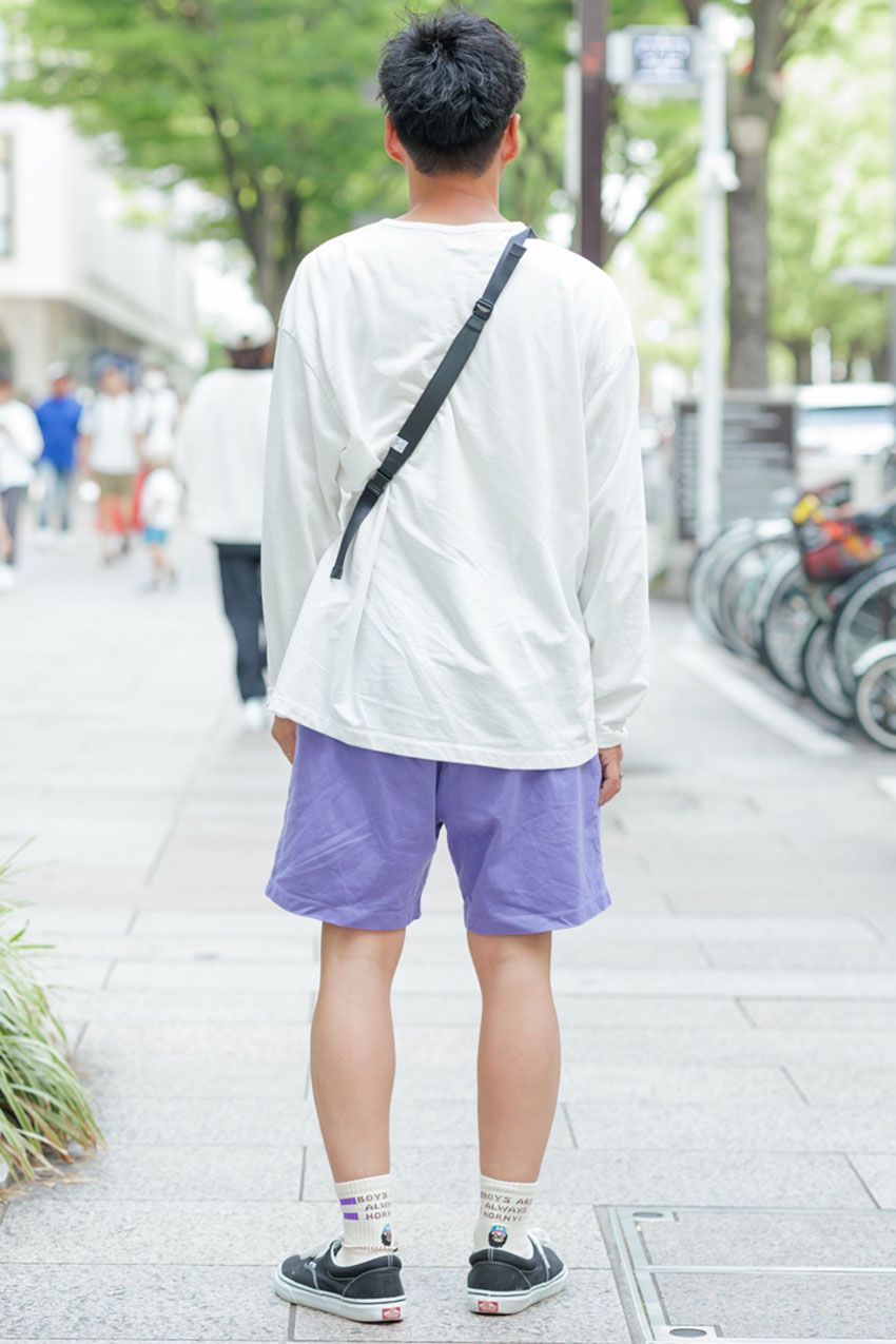 晩夏のテッパンコーデ「ロンT×ショーツ」。ビシッとキメた街角の3スタイル - 6枚目の画像