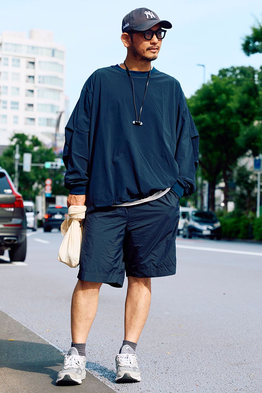 晩夏のテッパンコーデ「ロンT×ショーツ」。ビシッとキメた街角の3スタイル - 3枚目の画像