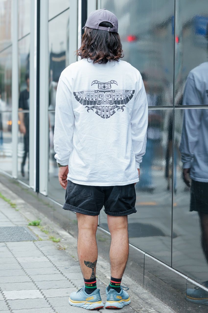 晩夏のテッパンコーデ「ロンT×ショーツ」。ビシッとキメた街角の3スタイル - 9枚目の画像