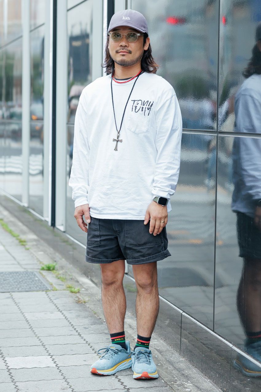 晩夏のテッパンコーデ「ロンT×ショーツ」。ビシッとキメた街角の3スタイル - 10枚目の画像