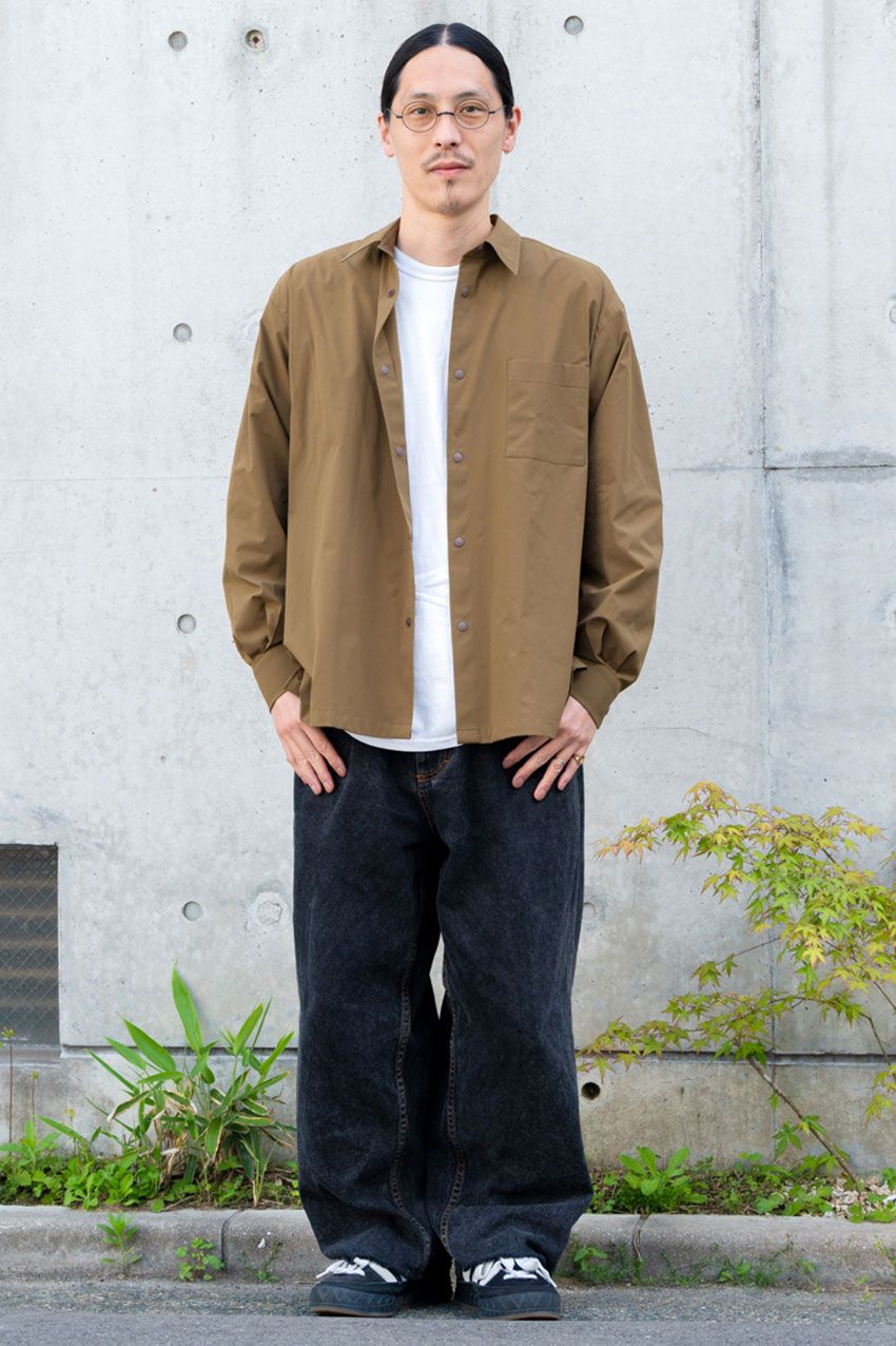 ワイドな“ブラックデニム”をはきこなす3人のコーデ好例。アイテム選びで野暮ったさ回避 - 5枚目の画像