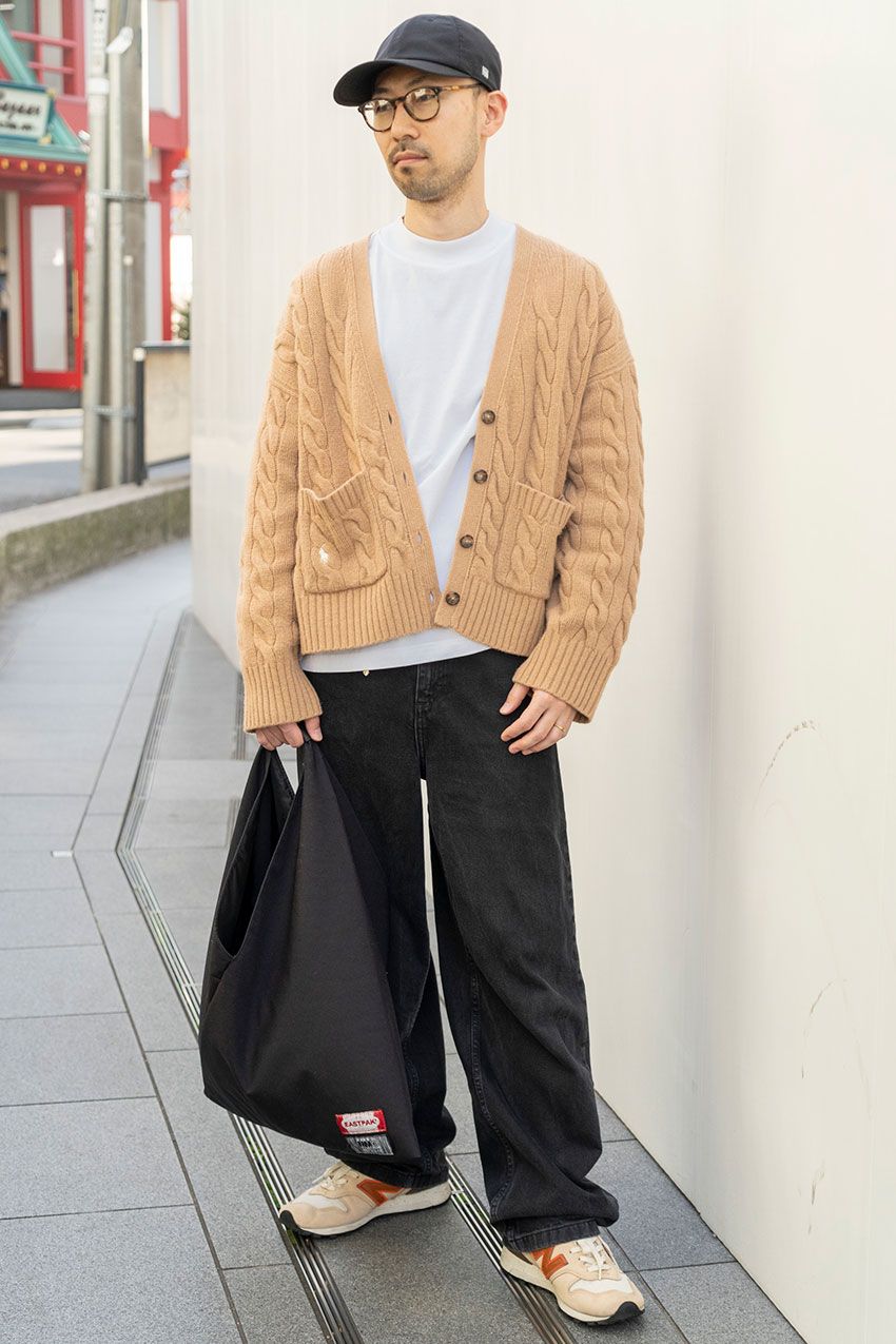 ワイドな“ブラックデニム”をはきこなす3人のコーデ好例。アイテム選びで野暮ったさ回避 - 4枚目の画像