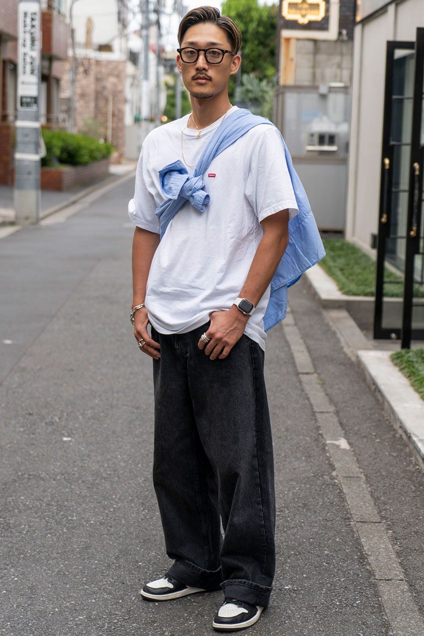 ワイドな“ブラックデニム”をはきこなす3人のコーデ好例。アイテム選びで野暮ったさ回避 - 3枚目の画像