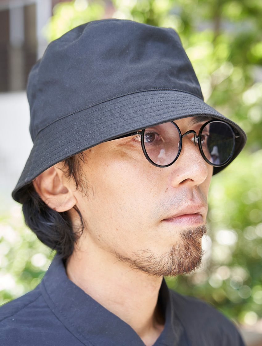 “黒いバケットハット”はどんなコーデとも好相性！ 街行く3人の着こなし好例を紹介 - 5枚目の画像