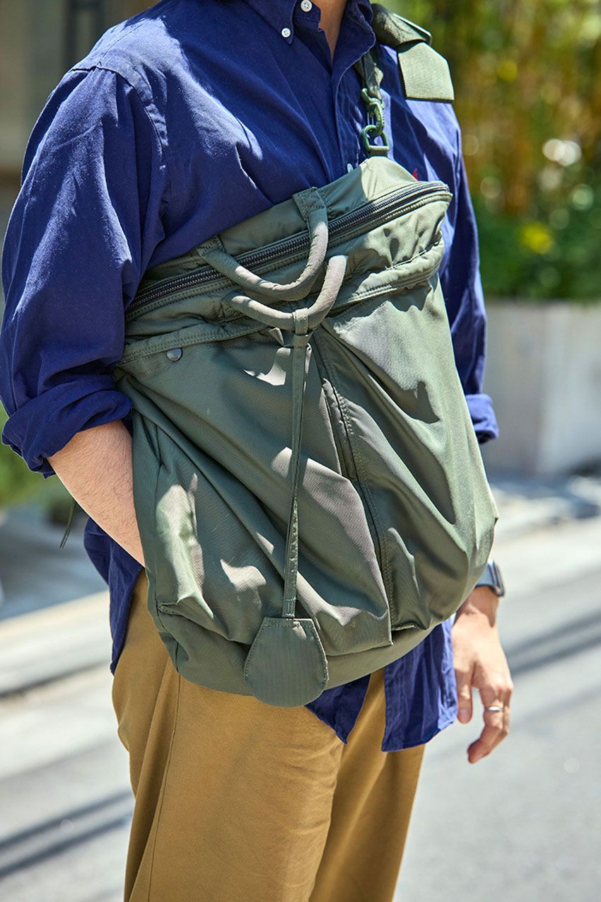 長袖シャツをシンプルに着こなす3人の男たち。デニム、スラックス合わせ……好相性のボトムスとともに紹介！ - 4枚目の画像