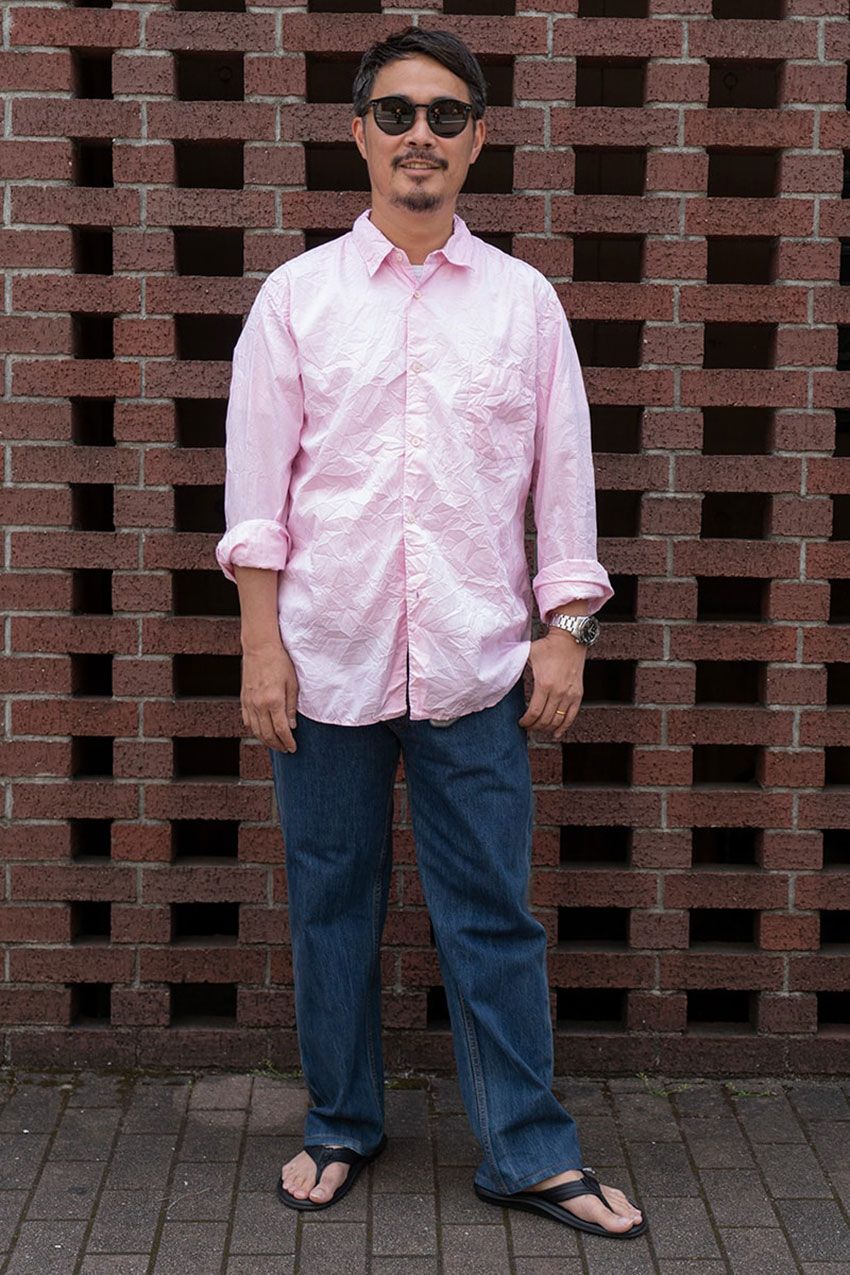 長袖シャツをシンプルに着こなす3人の男たち。デニム、スラックス合わせ……好相性のボトムスとともに紹介！ - 2枚目の画像