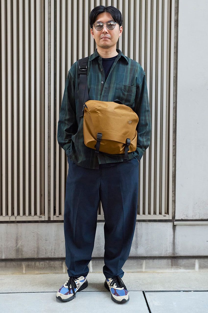 長袖シャツをシンプルに着こなす3人の男たち。デニム、スラックス合わせ……好相性のボトムスとともに紹介！ - 7枚目の画像