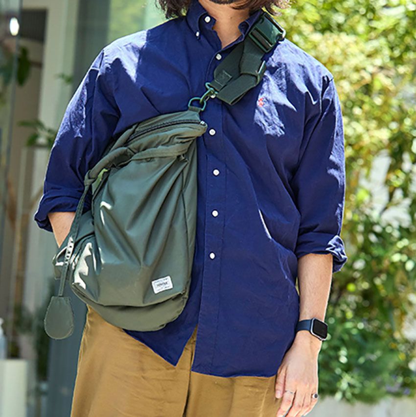 長袖シャツをシンプルに着こなす3人の男たち。デニム、スラックス合わせ……好相性のボトムスとともに紹介！ - 1枚目の画像