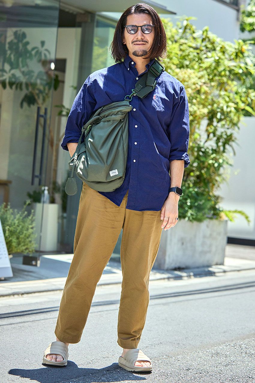 長袖シャツをシンプルに着こなす3人の男たち。デニム、スラックス合わせ……好相性のボトムスとともに紹介！ - 5枚目の画像