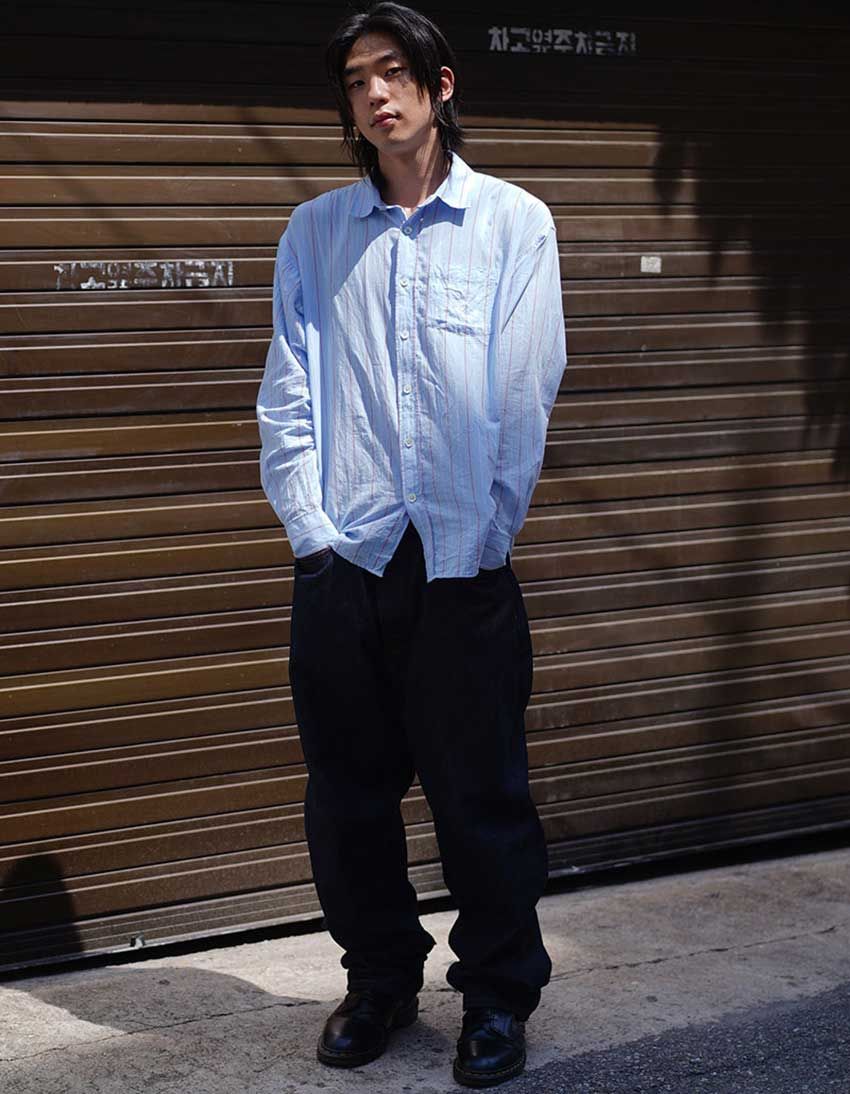 ワイドパンツを大人シルエットに導く「シャツ合わせコーデ」。秋の正解スタイルを3人のスナップで - 5枚目の画像