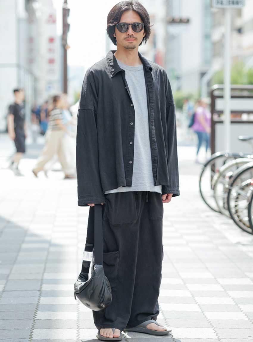 ワイドパンツを大人シルエットに導く「シャツ合わせコーデ」。秋の正解スタイルを3人のスナップで - 2枚目の画像