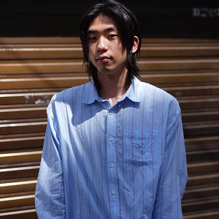 ワイドパンツを大人シルエットに導く「シャツ合わせコーデ」。秋の正解スタイルを3人のスナップで - 6枚目の画像