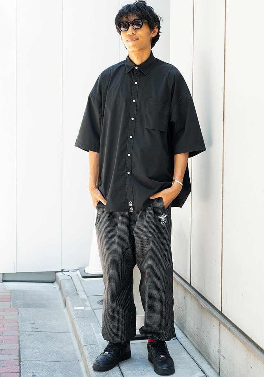 ワイドパンツを大人シルエットに導く「シャツ合わせコーデ」。秋の正解スタイルを3人のスナップで - 8枚目の画像