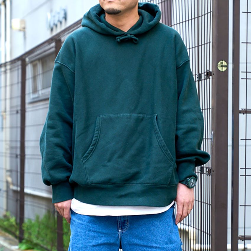 【気温23度の日に】秋コーデに使える「パーカ」の着こなしをスナップで紹介。人気はGU、ステューシーetc. - 1枚目の画像