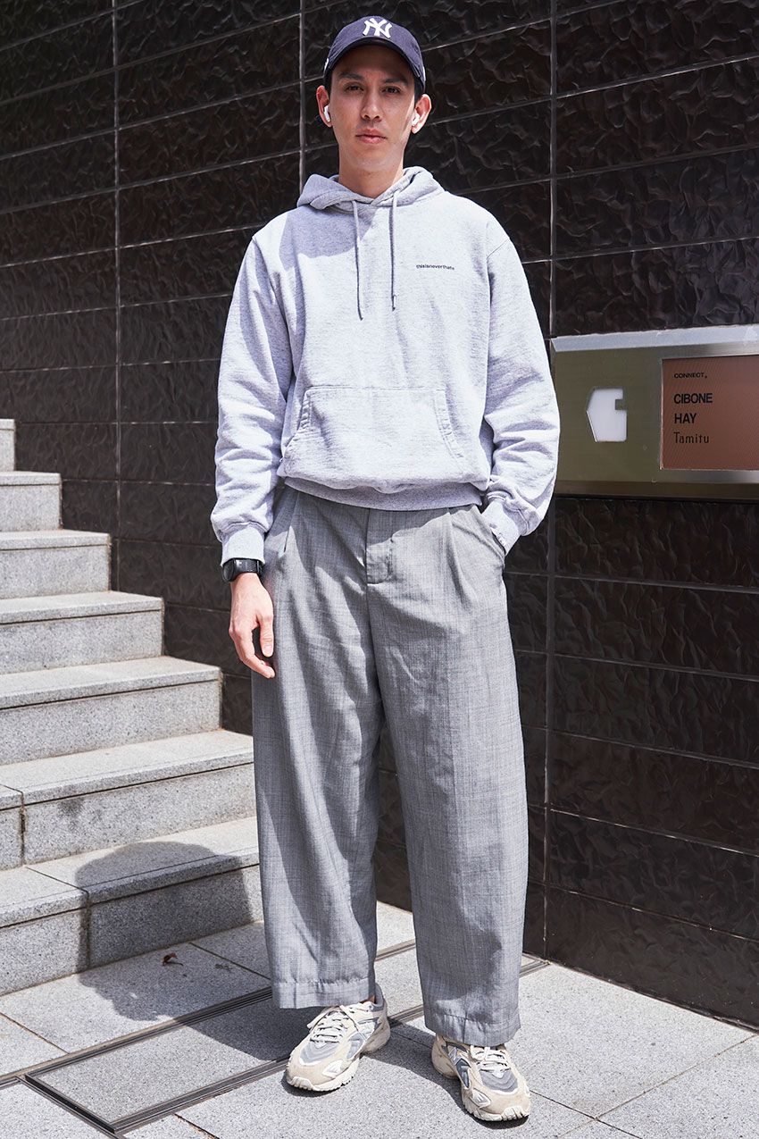 【気温23度の日に】秋コーデに使える「パーカ」の着こなしをスナップで紹介。人気はGU、ステューシーetc. - 6枚目の画像