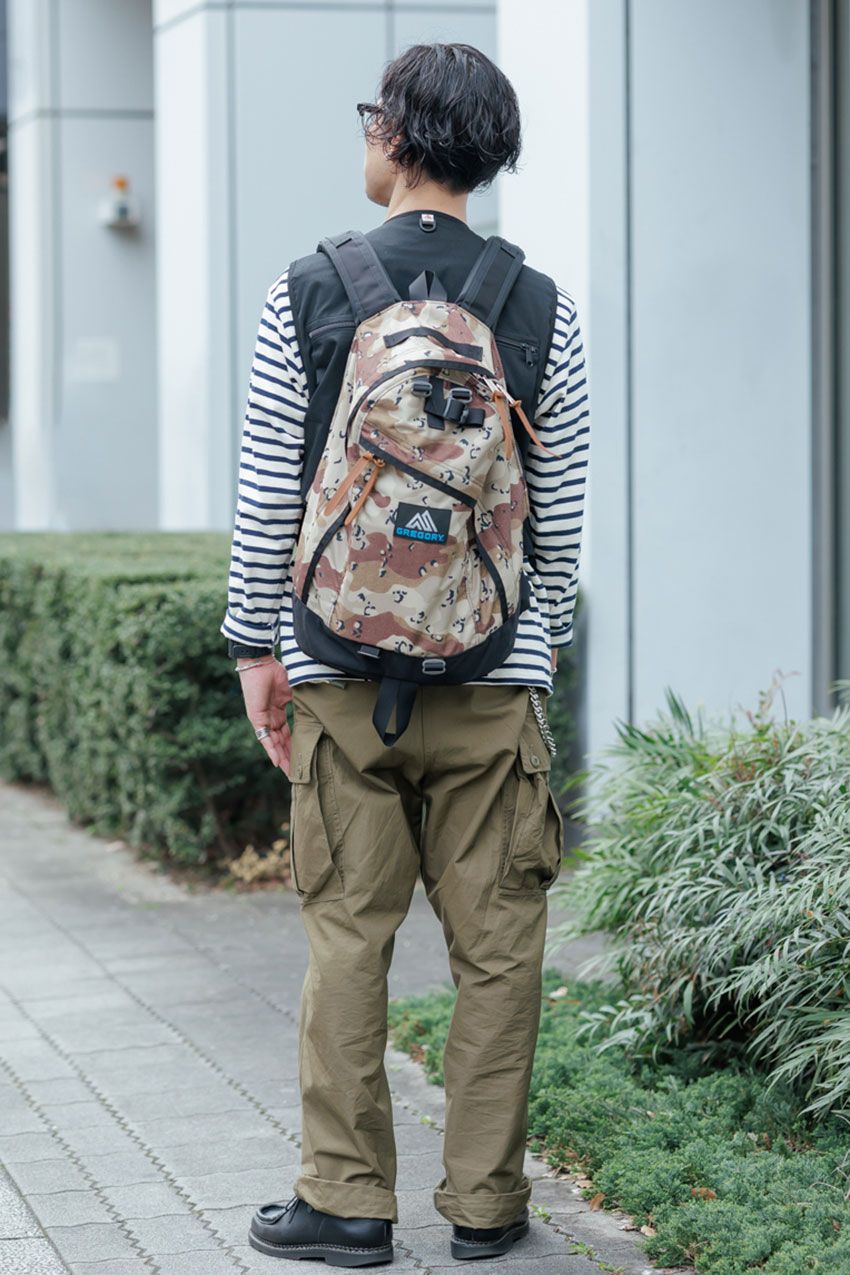 【気温25度の日に】旬の“ボーダートップス”コーデ3選。大人っぽい着こなしの最適解 - 2枚目の画像