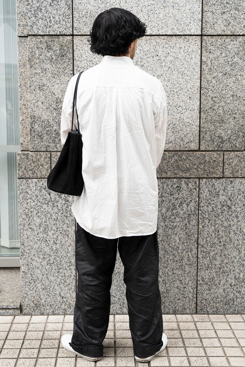 少しの工夫でマンネリ打破！ 「白シャツ×黒パンツ」を普通に見せないコツを3人のスナップで - 2枚目の画像