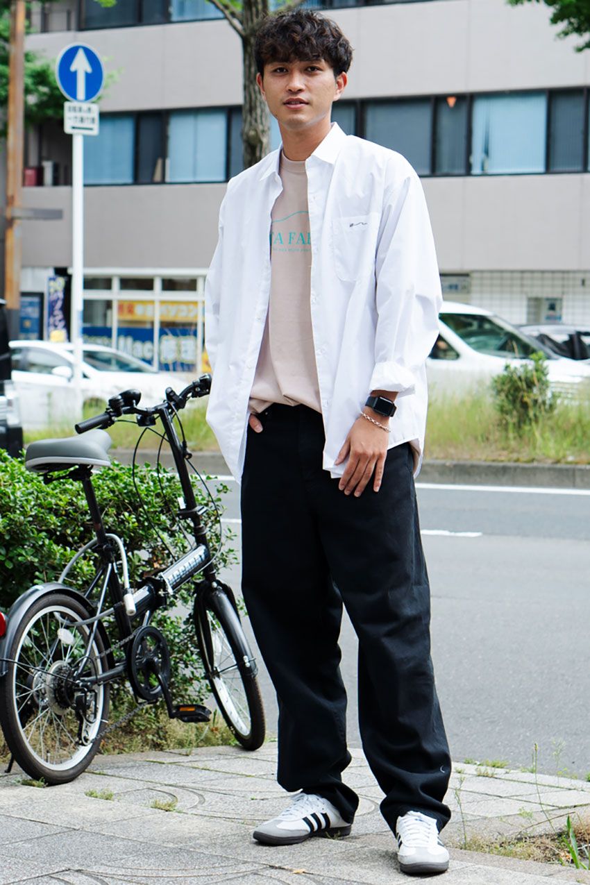 少しの工夫でマンネリ打破！ 「白シャツ×黒パンツ」を普通に見せないコツを3人のスナップで - 8枚目の画像