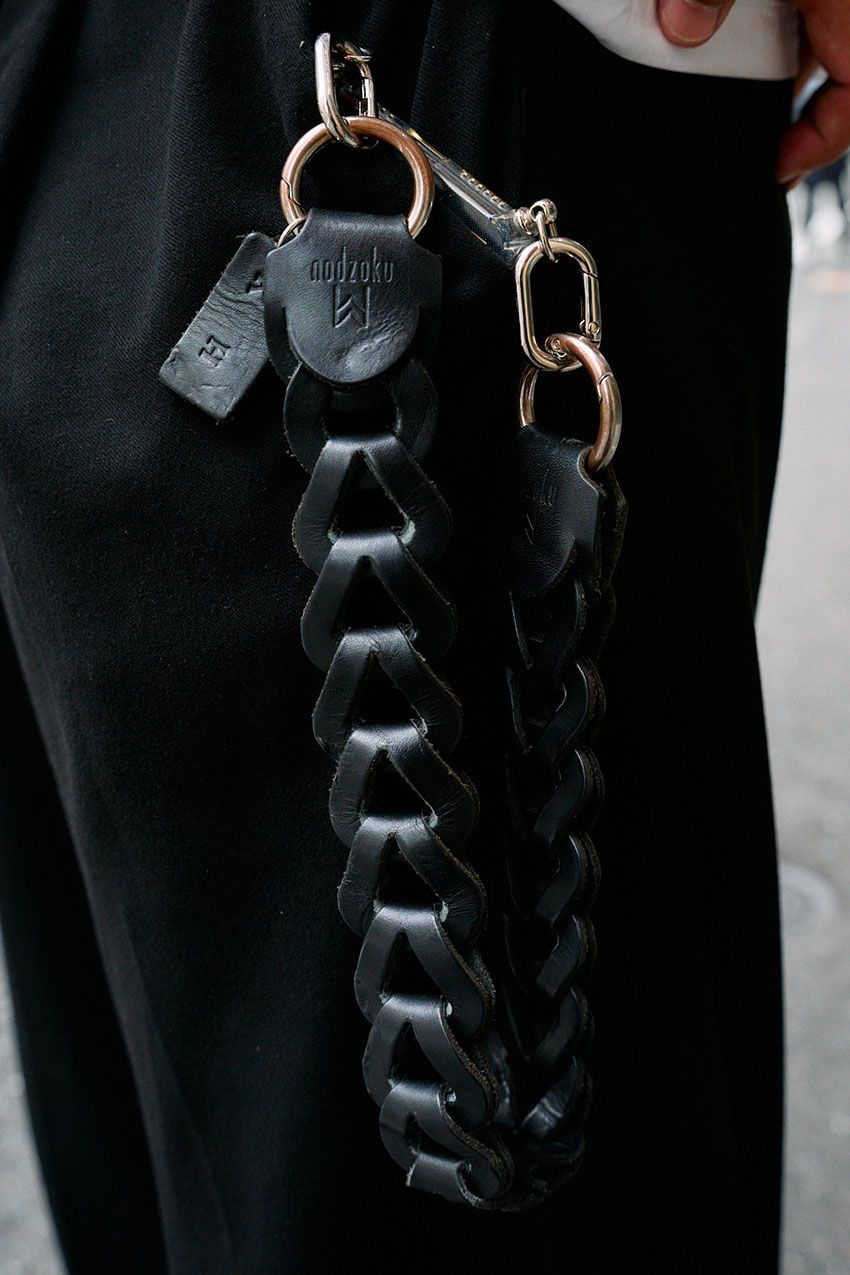 少しの工夫でマンネリ打破！ 「白シャツ×黒パンツ」を普通に見せないコツを3人のスナップで - 6枚目の画像