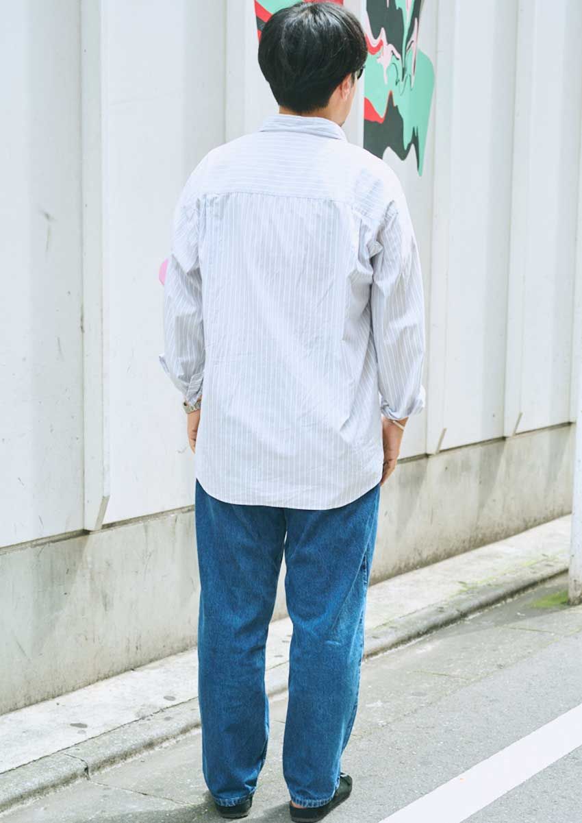 秋の王道「シャツ×ブルーデニム」、攻略の鍵は“ボタン使い”。街角3人のコーデに見る正解例 - 7枚目の画像