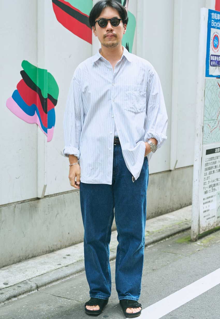 秋の王道「シャツ×ブルーデニム」、攻略の鍵は“ボタン使い”。街角3人のコーデに見る正解例 - 6枚目の画像