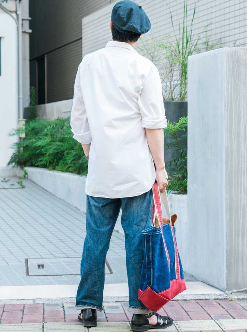 秋の王道「シャツ×ブルーデニム」、攻略の鍵は“ボタン使い”。街角3人のコーデに見る正解例 - 2枚目の画像